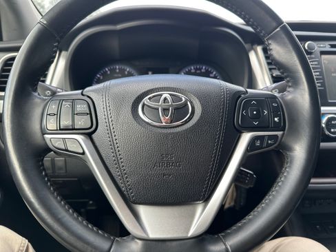 Used 2019 Toyota Highlander LE AWD/4WD image 18