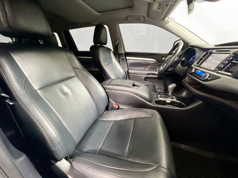 Used 2019 Toyota Highlander XLE FWD image 30