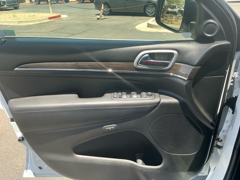 Used 2018 Jeep Grand Cherokee Overland RWD image 13
