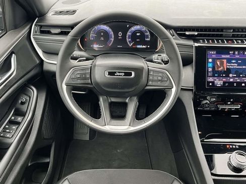 Used 2025 Jeep Grand Cherokee L Altitude AWD/4WD image 19