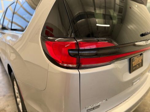 New 2026 Chrysler Pacifica Select FWD image 10