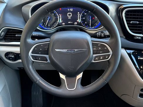 Used 2023 Chrysler Pacifica Touring-L FWD image 21