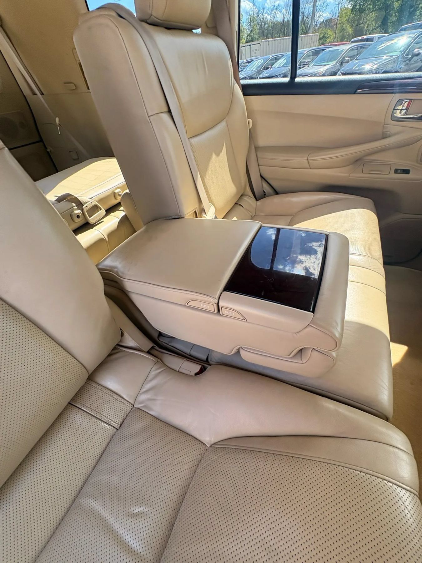 Used 2011 Lexus LX 570 4WD w/ Luxury Pkg image 38