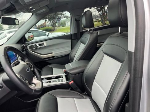 Used 2023 Ford Explorer XLT w/ Equipment Group 202A RWD image 8
