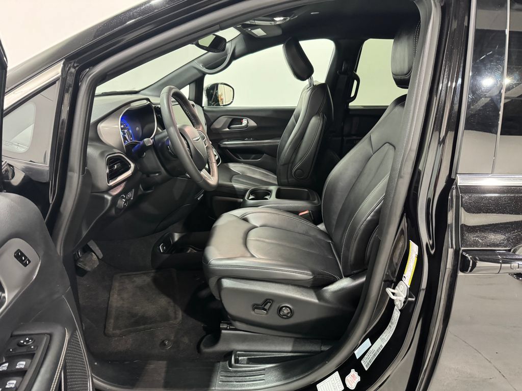 Used 2025 Chrysler Pacifica Select FWD image 14
