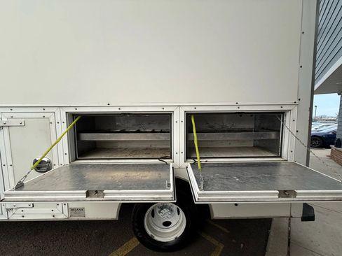 Used 2018 Ford E-350 and Econoline 350 Super Duty w/ Power Windows & Locks Group image 17