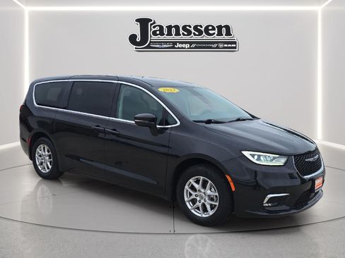 Used 2023 Chrysler Pacifica Touring-L FWD image 7