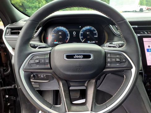 Used 2025 Jeep Grand Cherokee Limited AWD/4WD image 22