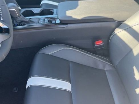 Used 2025 Toyota Camry SE image 12