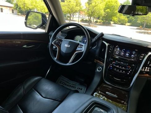 Used 2017 Cadillac Escalade Luxury RWD image 30