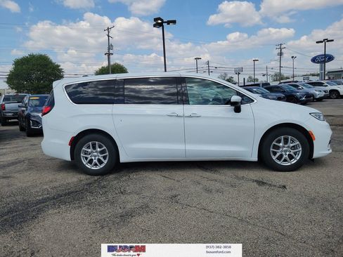 Used 2023 Chrysler Pacifica Touring-L FWD image 28