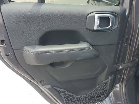Used 2018 Jeep Wrangler Unlimited Sahara AWD/4WD image 12