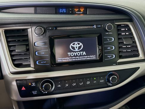 Used 2018 Toyota Highlander LE image 18