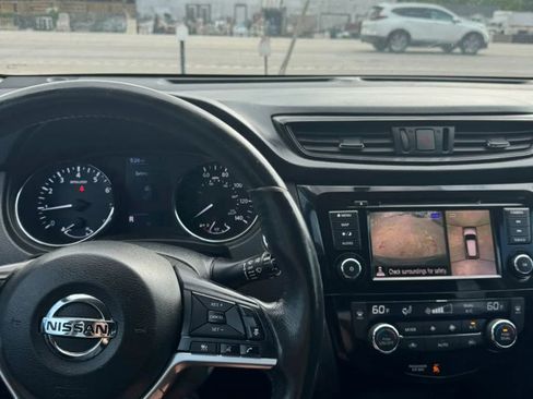 Used 2018 Nissan Rogue SV w/ Premium Package FWD image 20
