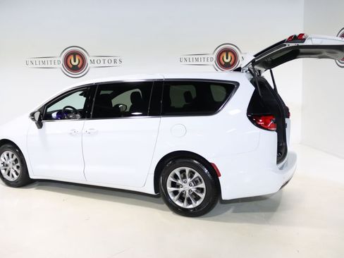 Used 2026 Chrysler Pacifica Limited FWD image 28