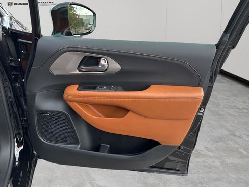 New 2026 Chrysler Pacifica Pinnacle image 13