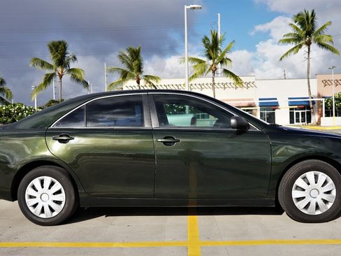 Used 2010 Toyota Camry LE image 6