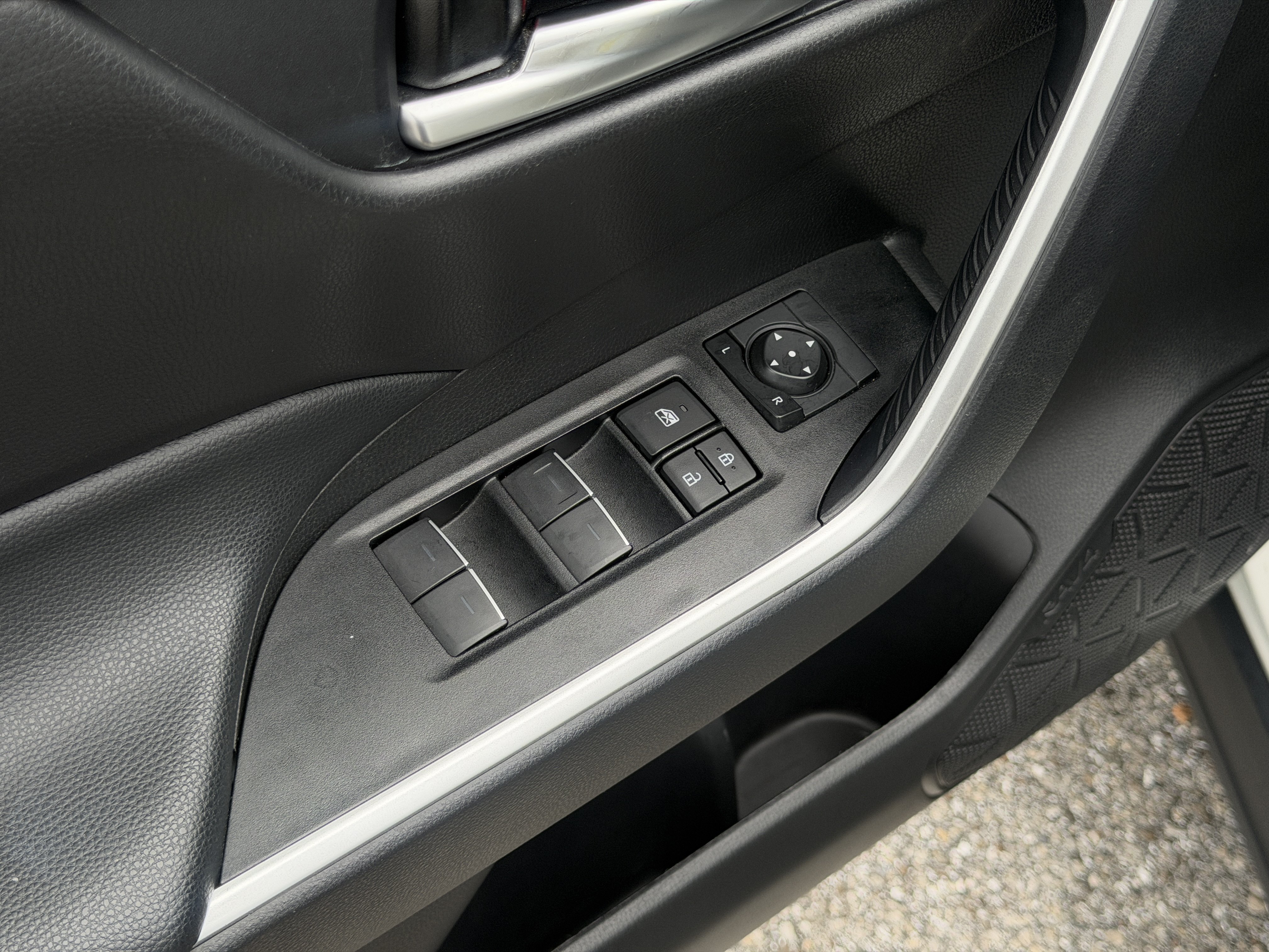 Used 2024 Toyota RAV4 XLE w/ Convenience Package FWD image 20