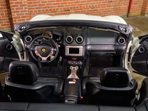 Used 2014 Ferrari California image 34