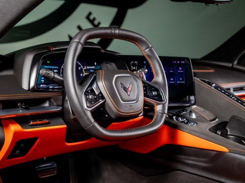 Used 2025 Chevrolet Corvette Stingray Premium Conv w/ Z51 Performance Package RWD image 2