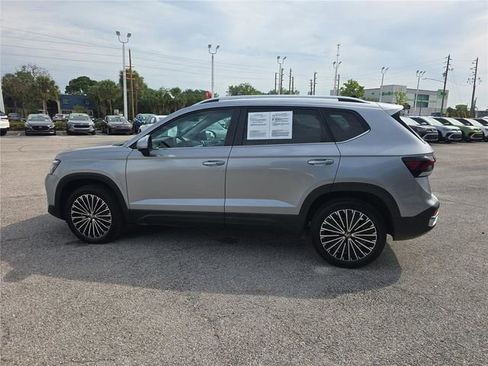 Used 2025 Volkswagen Taos SE FWD image 6