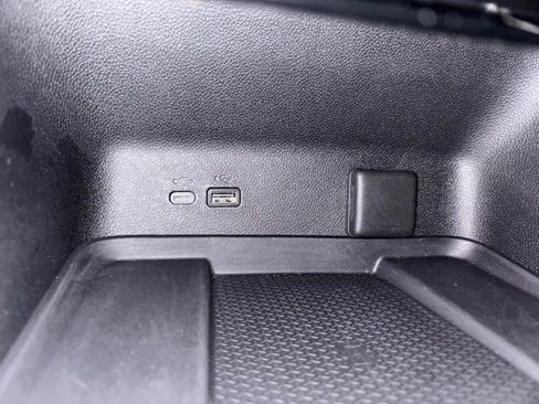 Used 2025 Chevrolet Traverse LT FWD image 24