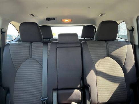 Used 2025 Toyota Highlander LE FWD image 35