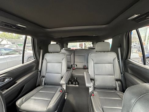 Used 2023 GMC Yukon SLT w/ SLT Luxury Package image 10