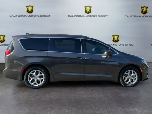 Used 2019 Chrysler Pacifica Touring Plus w/ Tire & Wheel Group FWD image 4