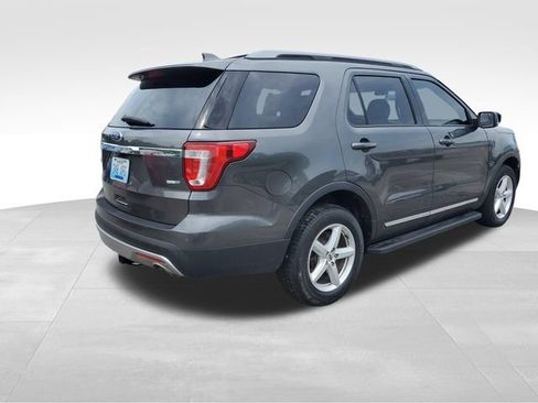 Used 2017 Ford Explorer XLT AWD/4WD image 4