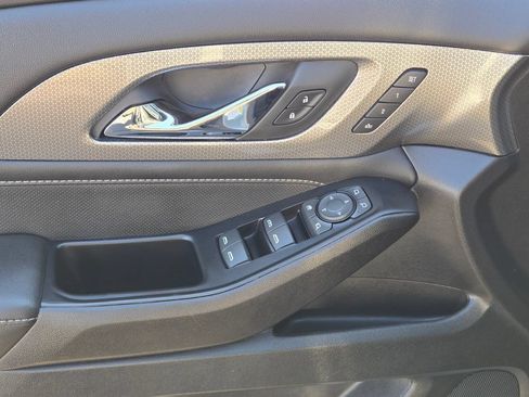 Used 2023 Chevrolet Traverse Premier FWD image 17