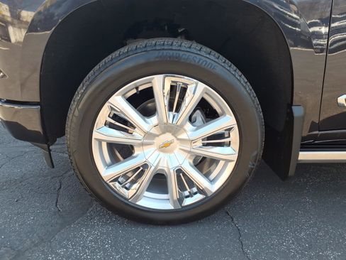 Used 2022 Chevrolet Silverado 1500 High Country w/ High Country Premium Package image 9