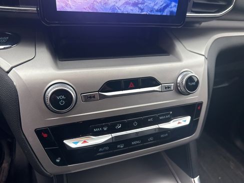 Used 2022 Ford Explorer XLT w/ Equipment Group 202A image 13