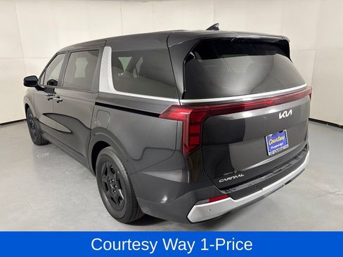 Used 2025 Kia Carnival FWD image 8