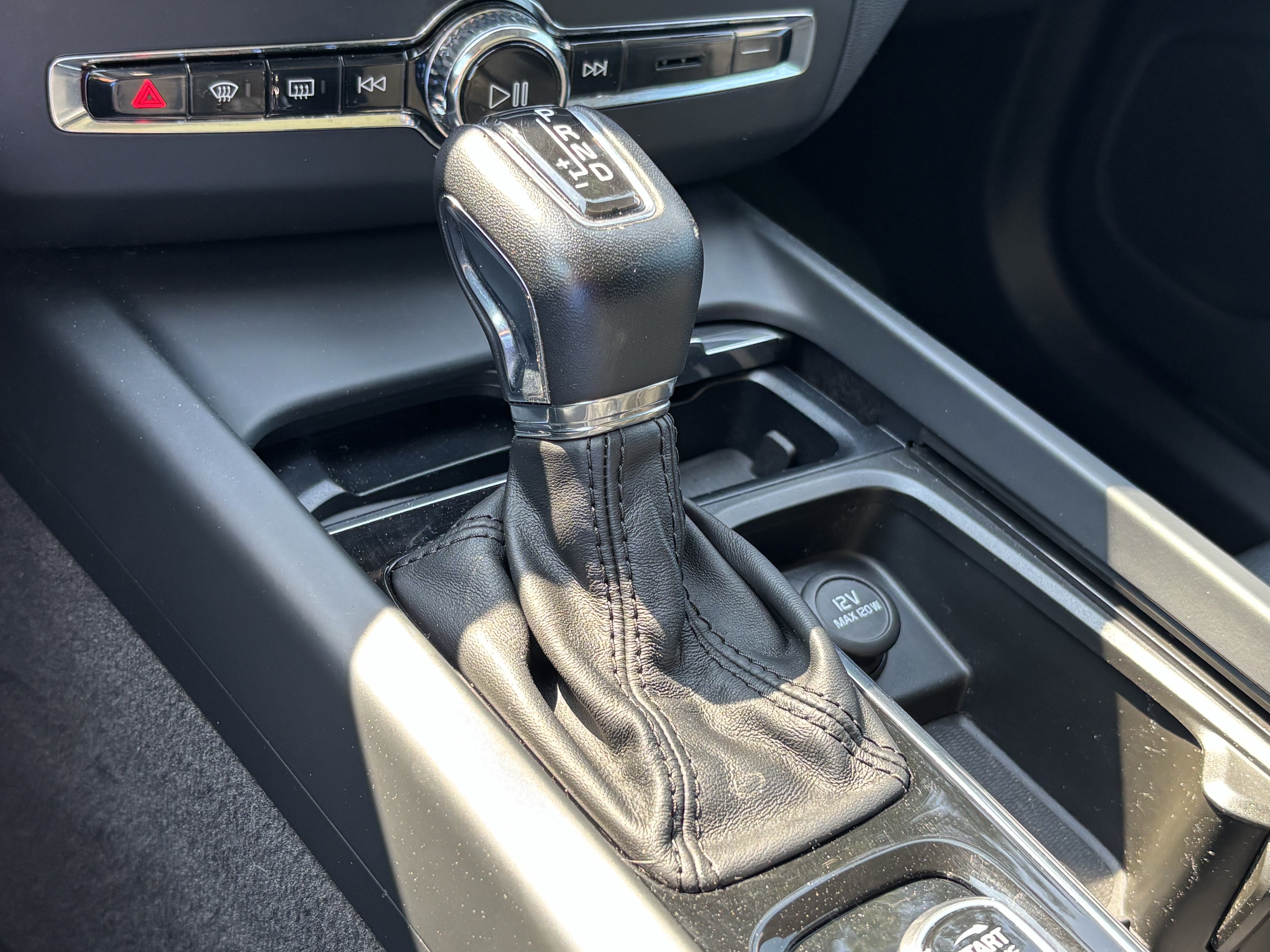 Used 2019 Volvo XC60 T5 Momentum w/ Multimedia Package FWD image 28