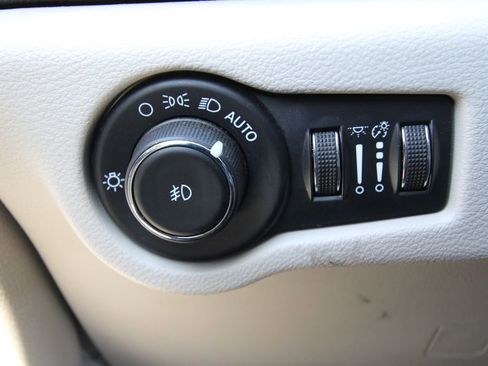 Used 2024 Chrysler Pacifica Touring-L image 23