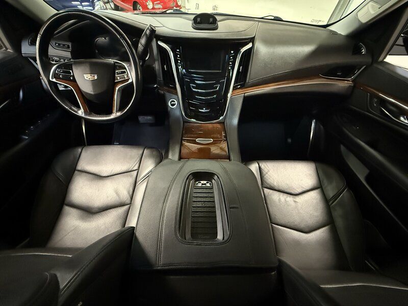 Used 2018 Cadillac Escalade Luxury AWD/4WD image 14