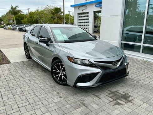 Used 2022 Toyota Camry SE FWD image 1