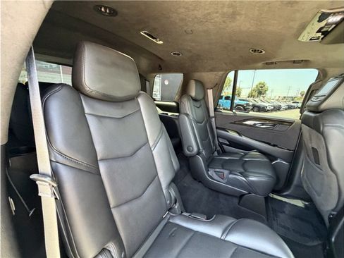 Used 2017 Cadillac Escalade Platinum RWD image 32