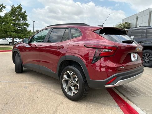Used 2025 Chevrolet Trax LT FWD image 8
