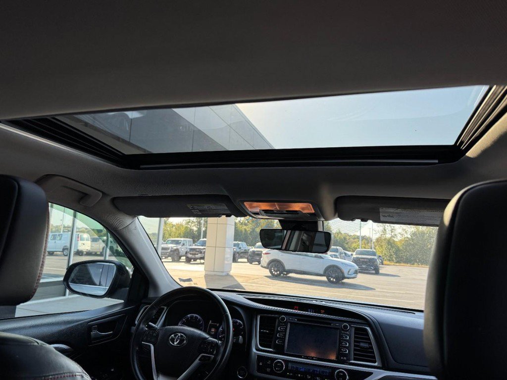 Used 2019 Toyota Highlander SE w/ Nightshade Edition AWD/4WD image 14