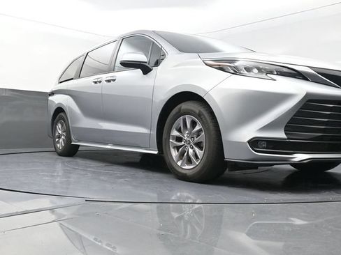 Certified 2025 Toyota Sienna XLE FWD image 29