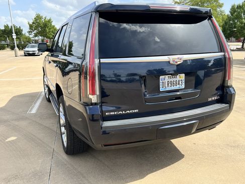 Used 2017 Cadillac Escalade Luxury RWD image 9