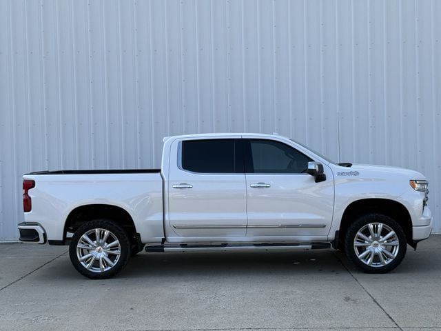 Used 2023 Chevrolet Silverado 1500 High Country w/ High Country Premium Package AWD/4WD image 3