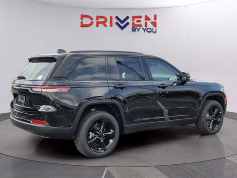 New 2025 Jeep Grand Cherokee Limited w/ Luxury Tech Group II image 5