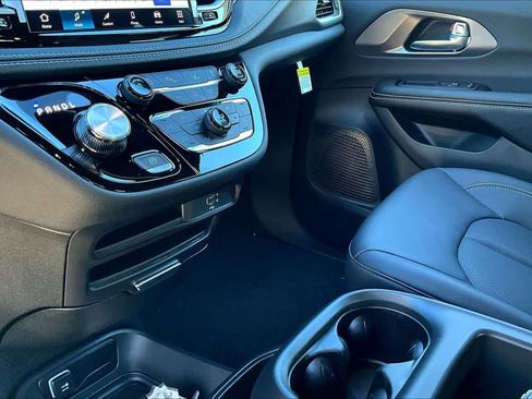 New 2026 Chrysler Pacifica Select image 8