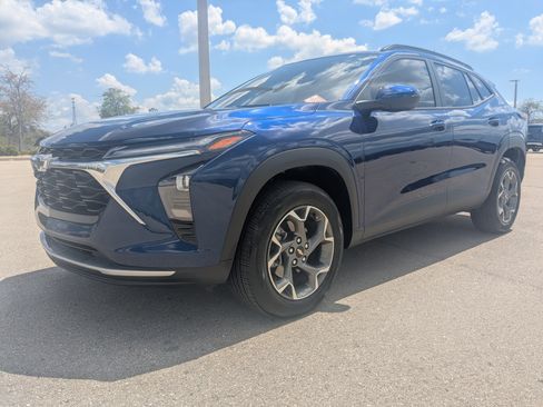 Used 2024 Chevrolet Trax LT w/ Driver Confidence Package image 9