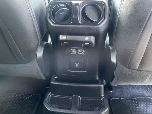 Used 2018 Jeep Wrangler Unlimited Sahara AWD/4WD image 29