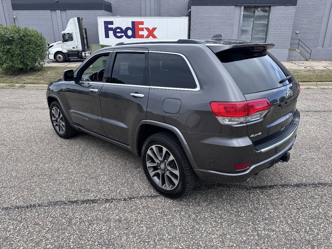 Used 2018 Jeep Grand Cherokee Overland AWD/4WD image 5