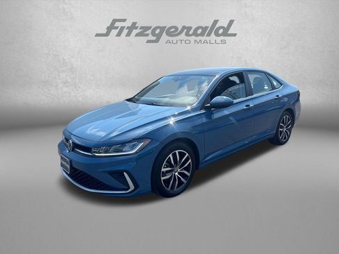 Used 2025 Volkswagen Jetta SE FWD image 4